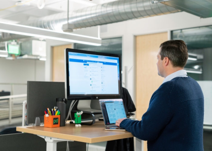 Writing B2B LinkedIn posts to increase engagement and lead generation.