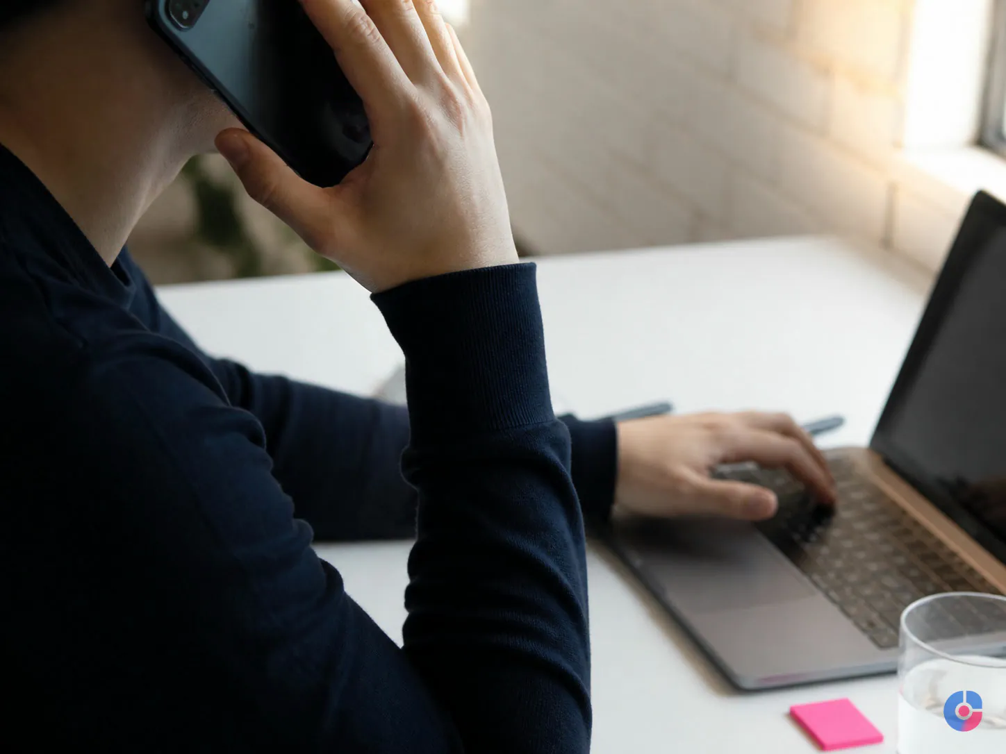 Salesperson calling a new enquiry quickly to close the lead follow-up gap